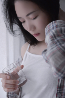 两女1杯